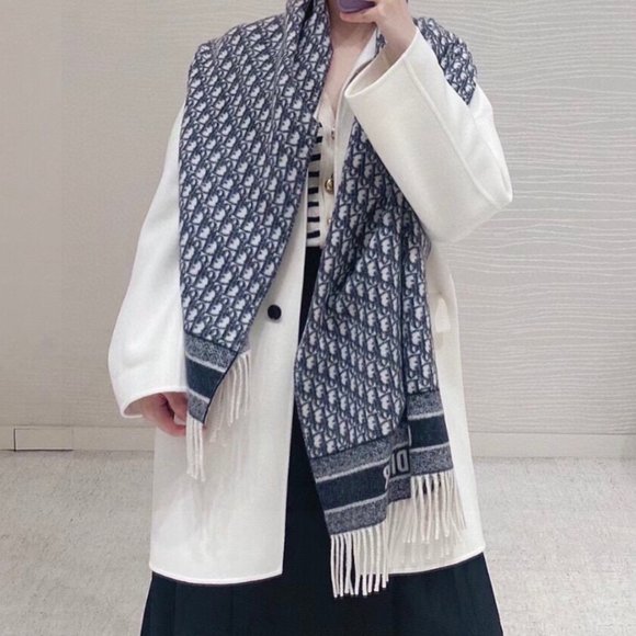 Dior Shawls: The Perfect Accessory for Every Outfit - Picture 2 of 8